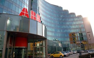 ABB alza il target di redditività operativa grazie all’IA e punta su acquisizioni strategiche