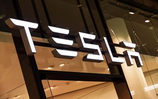 Tesla Cybertruck evita collisione frontale: il sistema FSD salva l’automobilista