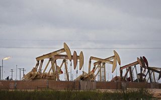 Scorte di greggio negli USA diminuiscono di 2,8 milioni di barili, superando le previsioni di mercato