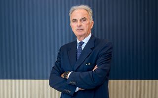 Enac approva il trasporto di cani e gatti in cabina fino a 30 kg: nuove regole per viaggi con animali domestici