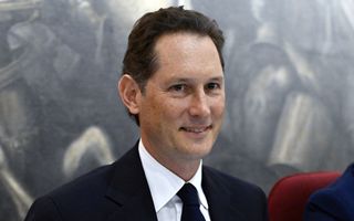 Elkann: le norme europee sulla transizione energetica sono inadeguate, la Fiat 500 ibrida è solo un passo verso un piano realistico