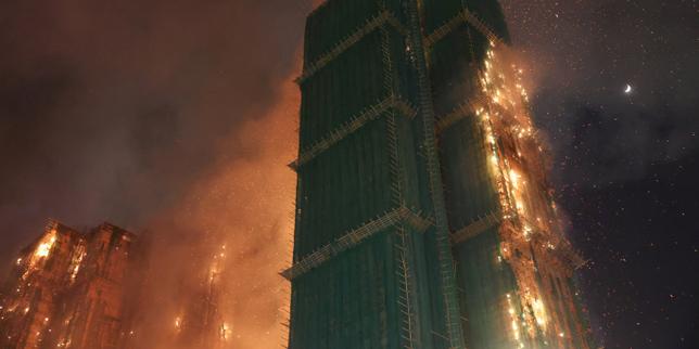 Incendio a Hong Kong: 65 morti, 250 scomparsi e ponteggi di bambù in causa