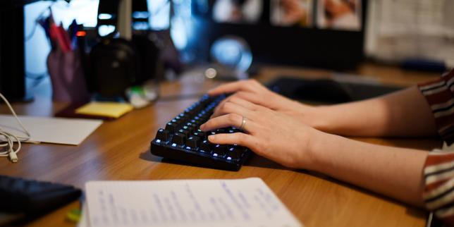 Lavoro digitale in Francia: centinaia di migliaia di professionisti e grande variabilità di condizioni e retribuzione