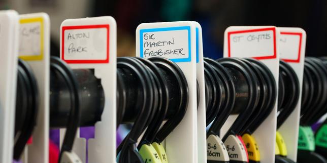 Un terzo dei bambini nel Regno Unito vive in povertà: il governo prevede di rimuovere il tetto alle allocazioni nel 2026