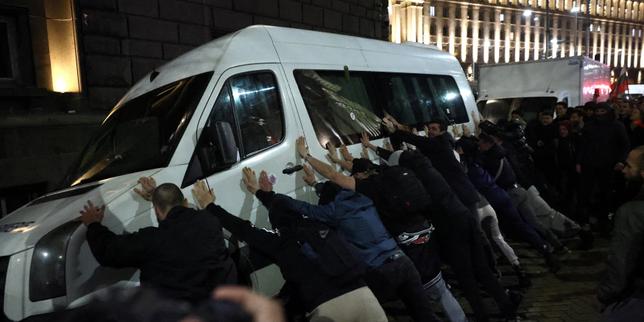 Protesta a Sofia: il governo bulgaro ritira il budget 2026 dopo l'opposizione alle nuove tasse