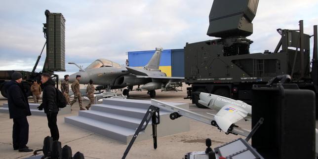 Macron e Zelensky firmano lettera di intenti per i Rafale: la trattativa è in fase preliminare