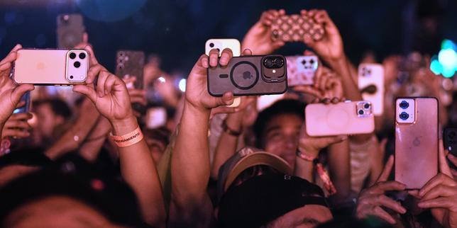 Anses: telefoni cellulari non causano cancro, ma è consigliato un uso moderato