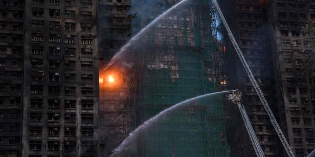 Incendio a Hong Kong: 83 morti e oltre 250 scomparse in un complesso di appartamenti
