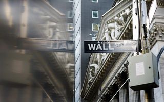 Borsa di New York apre a due velocità: dati macro deludenti spingono la Fed verso tassi più bassi