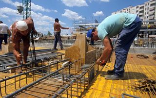 Costo del lavoro nella Zona Euro rallenta al 3,3% nel 3° trimestre 2024, sotto le previsioni