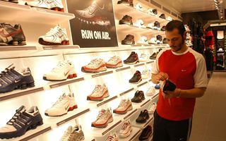 Nike registra lieve crescita dei ricavi ma calo degli utili nel secondo trimestre fiscale 2026