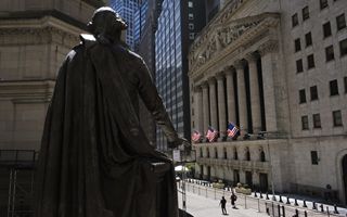Wall Street in lieve rialzo: gli investitori puntano a un taglio di 25 punti base della Fed