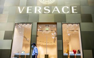 Versace: Dario Vitale si dimette dalla direzione creativa dopo l’acquisizione da Prada