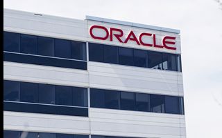 Oracle cala del 2,4 % in premarket: Blue Owl interrompe il finanziamento del data center AI in Michigan