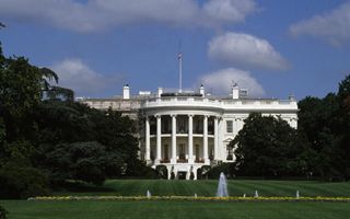 Trump sospende cinque progetti di energia eolica offshore sulla East Coast per motivi di sicurezza