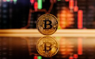 Bitcoin scende sotto 86.000 dollari: liquidità, shock DeFi e incertezza macro spingono al ribasso