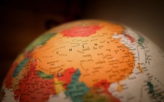 FMI prevede crescita al 5,0 % per la Cina nel 2025, ma avverte di debole domanda e deflazione