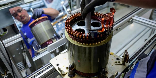 Europa sospende l'obbligo di veicoli totalmente elettrici entro il 2035 per sostenere l'industria automobilistica