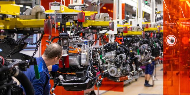 UE valuta rinvio della fine delle auto a motore termico entro il 2035: la disputa tra sostenibilità e industria europea