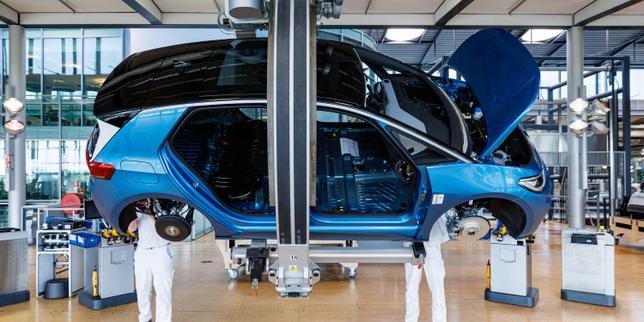 UE rinuncia all'obbligo di veicoli elettrici entro il 2035, consente quota limitata di auto a combustione interna