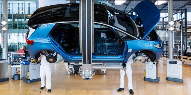 UE allenta la divieto di vendita di auto a motore termico entro il 2035: rischio di rallentare gli investimenti