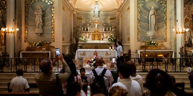 Notre-Dame-de-la-Médaille-Miraculeuse: 3 milioni di visitatori nel 2025 e il suo impatto sul turismo di Parigi