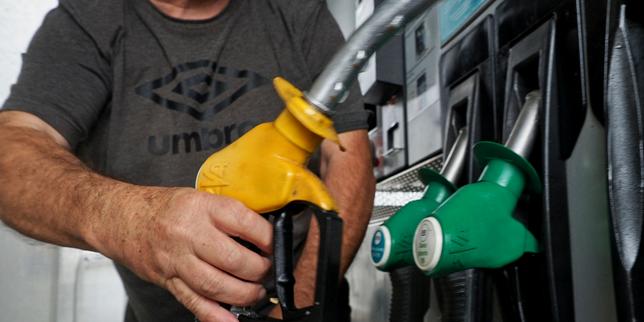 Certificati di risparmio energetico in Francia: impatto sui prezzi del carburante e controversie politiche