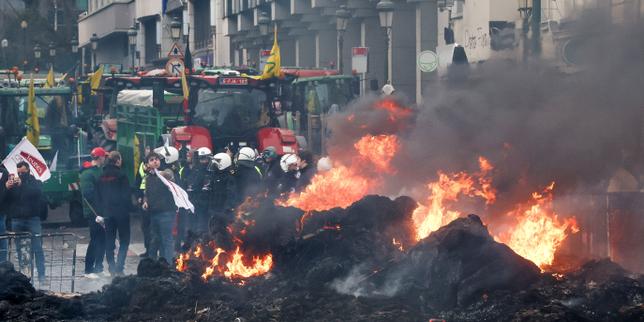 Scontri a Bruxelles: manifestanti sulla crisi agricola feriti, video e foto confermano