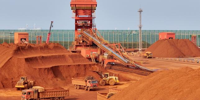 UE lancia un piano strategico per ridurre la dipendenza dalle terre rare cinesi