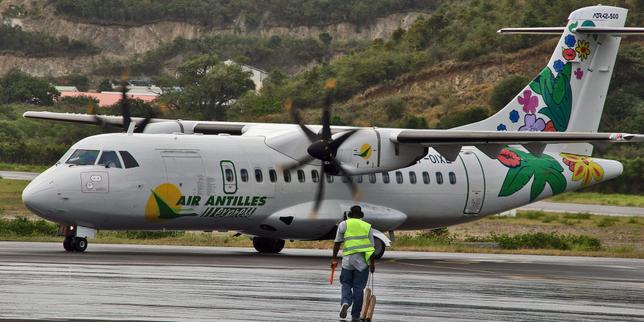 Air Antilles sospesa: migliaia di passeggeri in attesa dopo la revoca del certificato di trasporto