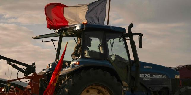 Agricoltori bloccano l'A61 a Carcassonne in protesta per maggior sostegno alle attività agricole