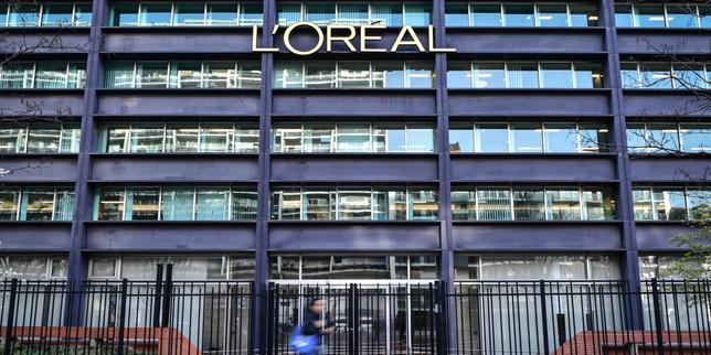 Agenti di sicurezza si manifestano davanti a L'Oréal: rivendicazioni salariali e condizioni di lavoro in crisi