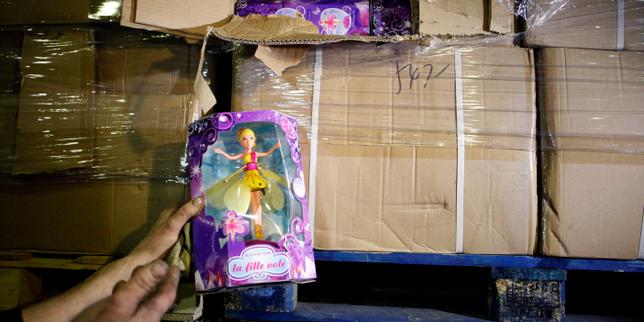 Dogane italiane sequestrano 11 milioni di giocattoli contraffatti nel 2025: la lotta contro le importazioni online