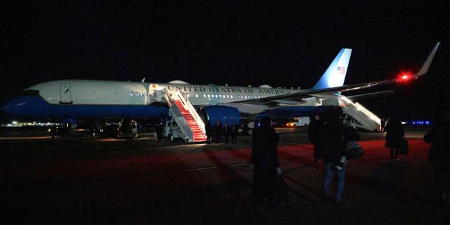 Air Force One torna a base: il presidente degli USA rimane in programma per il Forum economico mondiale