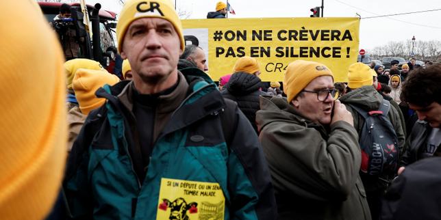Agricoltori a Parigi: protesta in giallo contro l'accordo UE‑Mercosur