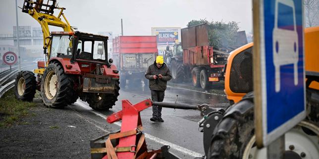 Agricoltori in rivolta: manifestazione a Parigi contro l’abattimento dei bovini malati