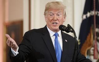 Trump rinvia di un anno i dazi su mobili imbottiti, cucine e arredi bagno: impatti sul commercio internazionale