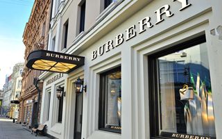 Burberry supera le previsioni: crescita del 3 % delle vendite a parità di perimetro nel terzo trimestre 2023