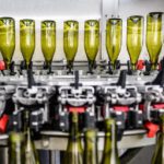 Trump minaccia un dazio del 200 % sui vini e alcolici francesi: le tensioni commerciali tra USA e Francia