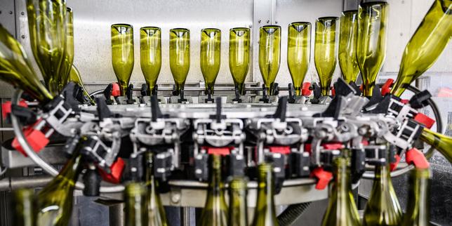 Trump minaccia un dazio del 200 % sui vini e alcolici francesi: le tensioni commerciali tra USA e Francia