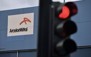 Ilva riceve 149 milioni di euro per mantenere la produzione: Urso spera di concludere la vendita entro aprile