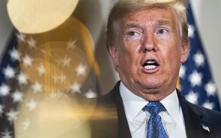 Trump accusa Powell di incompetenza e corruzione per l'aumento dei tassi di interesse