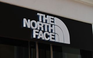 VF Corp supera le previsioni: ricavi Q3 2025 a 2,88 miliardi grazie a North Face e Timberland