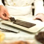 Lindt & Sprungli supera le previsioni: 12,4 % di crescita organica e 5,92 miliardi CHF di fatturato nel 2025 grazie a prezzi a due cifre