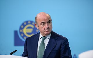 BCE: De Guindos sostiene che i tassi al 2 % siano adeguati per l’economia europea