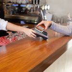 Eurozona: il contante diminuisce del 12,3 % nel primo semestre 2025, i pagamenti digitali salgono del 9,8 %