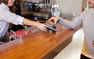 Eurozona: il contante diminuisce del 12,3 % nel primo semestre 2025, i pagamenti digitali salgono del 9,8 %