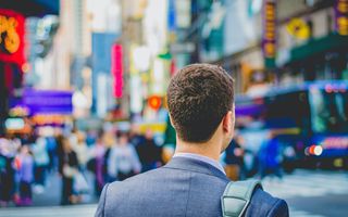 Spese personali in crescita negli USA: +0,5 % in ottobre, redditi +0,3 %