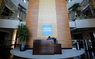Charles Schwab raggiunge nuovo record: 11,9 trilioni di dollari di asset gestiti per i clienti