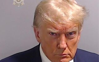 Trump denuncia JP Morgan e New York Times: causa per discriminazione politica